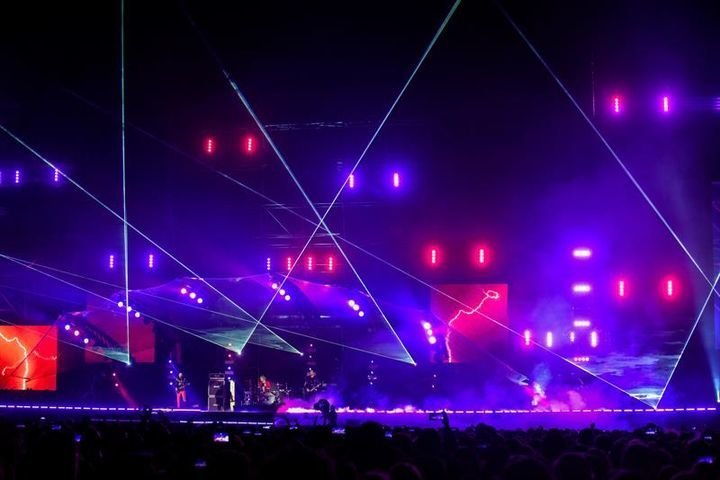 El grupo británico de rock Muse, durante el concierto que ofrece esta noche en el bilbaíno estadio de San Mamés.