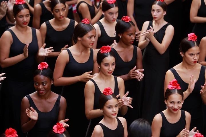 Un grupo de bailarinas participan en el flashmob que une a varias compañías de danza, en el marco del 26 Festival Internacional de Ballet, en una de las calles de La Habana