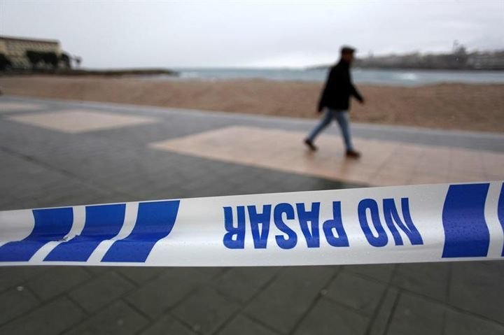 Precinto policial impide el paso a las playas y a varios tramos del paseo marítimo de A Coruña.