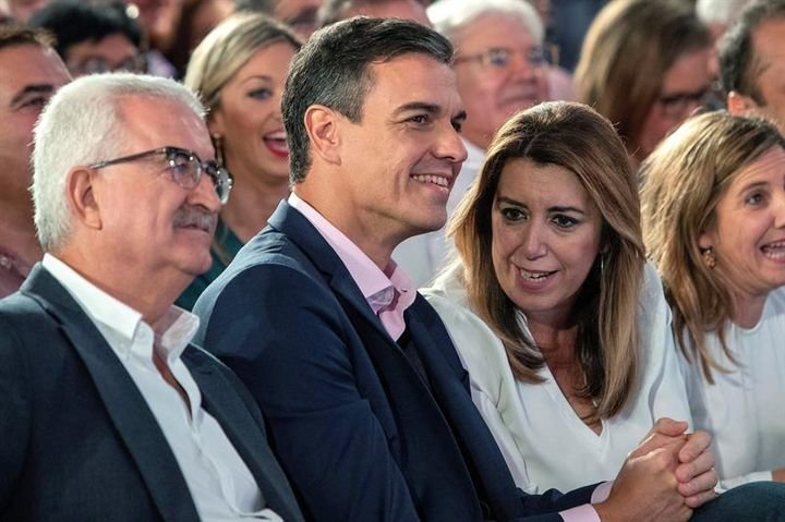 El presidente del Gobierno, Pedro Sánchez (c), la presidenta de la Junta de Andalucía, Susana Díaz y el vicepresidente de la Junta, Manuel Jiménez