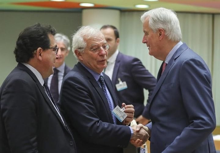 El ministro español de Asuntos Exteriores, Josep Borrell, saluda al negociador jefe europeo para el &#34;brexit&#34;, Michel Barnier