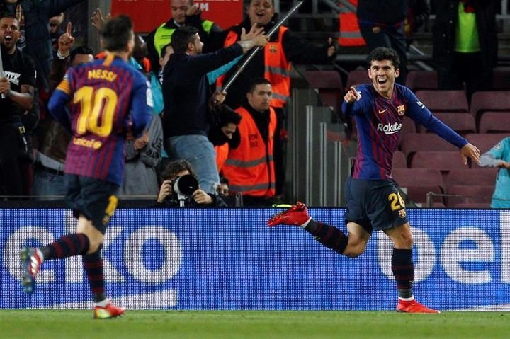 Los jugadores del FC Barcelona, el argentino Leo Messi (i) y Carles Aleñá, celebran el segundo gol del equipo blaugrana