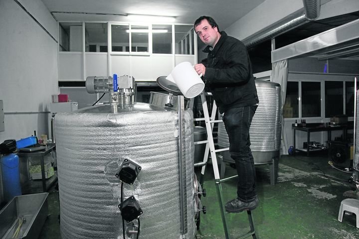 Álvaro Goyanes prepara una de sus cervezas artesanas.
