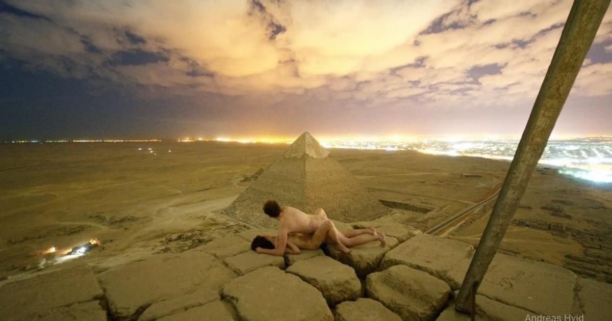 El Gobierno egipcio pidió hoy a la Fiscalía General que investigue un vídeo difundido en las redes sociales en el que se ve a una pareja escalando una de las tres pirámides de Guiza y que finaliza con los desnudos en la cima.