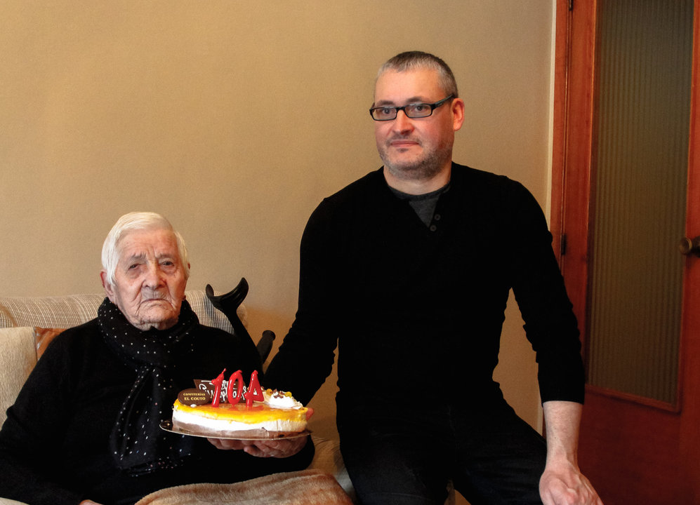 Ourense (27/12/2018). Genoveva Casal, vecina de la Avenida de Portugal en Ourense cumple 104 años el 28 de diciembre.

Genoveva Canal y su nieto  Roberto Álvarez