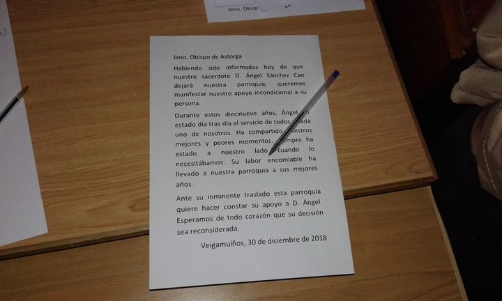 Escrito que están firmando los padres y catequistas de O Barco.