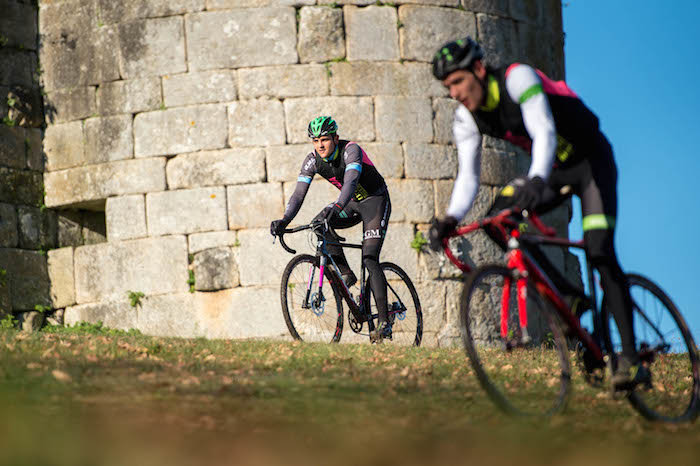 MACEDA (CASTELO DE MACEDA). 10/01/2019. OURENSE. Retrato de los ciclistas Iván Feijóo y Saúl López, ambos del Club Ciclista Maceda. FOTO: ÓSCAR PINAL.