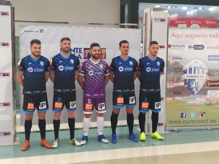 Los jugadores del Ourense CF, con la nueva camiseta.