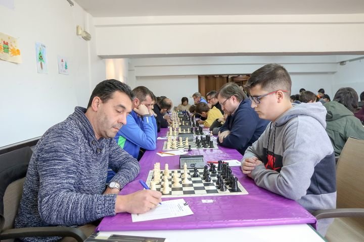 Varias de las partidas durante la segunda de las tres jornadas del Provincial de ajedrez que se desarrolla en La Troya.
