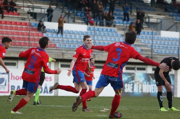 Los jugadores de la UD Ourense celebran un gol.