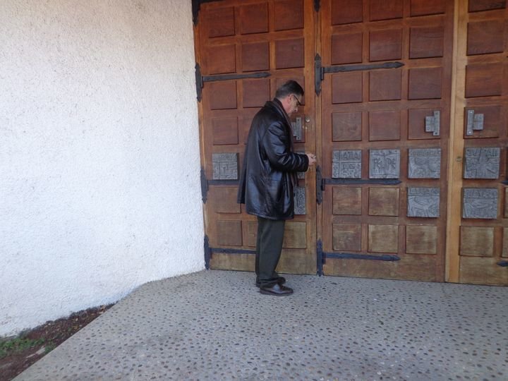 El vicario territorial de Ponferrada-Galicia, Javier Redondo, abriendo la puerta de la iglesia.