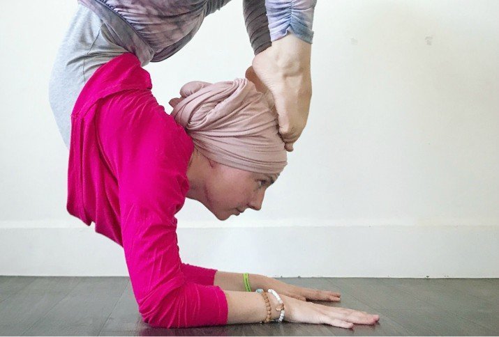 Lara Fernández es profesora certificada de yoga formada en La India.