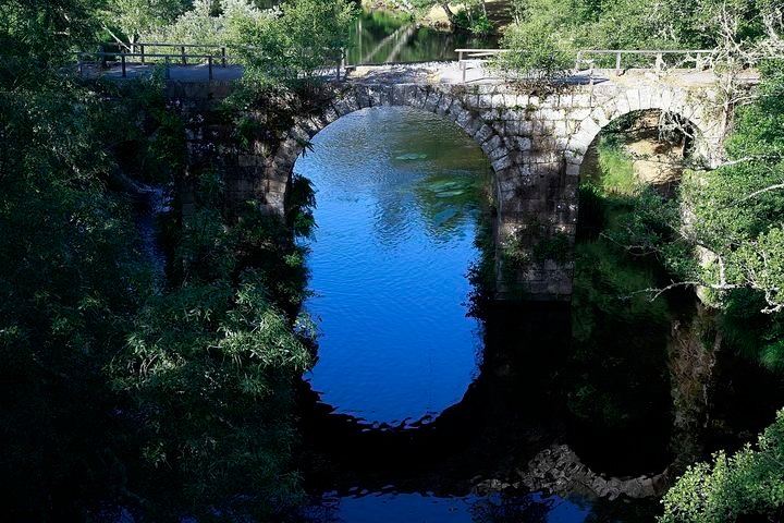 O Ponte Freixo sobre o cauce do río Arnoia.