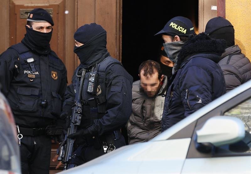 Uno de los detenidos en la operación anti terrorista desplegada en Barcelona. (EFE)