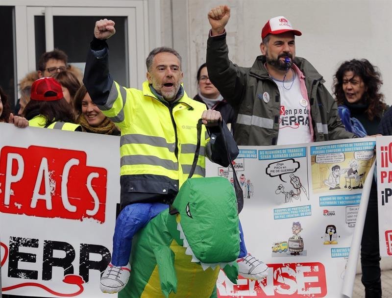 Representantes de varios PAC gallegos, se manifiestan ante el Parlamento de Galicia