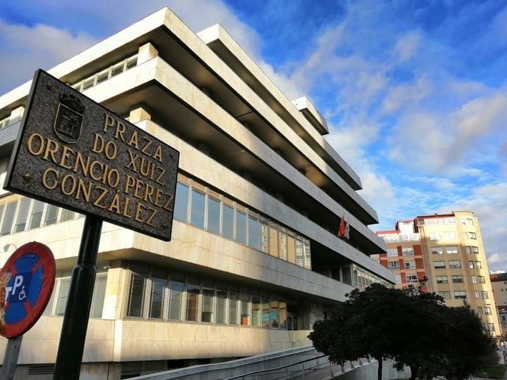 La UCO acudió ayer por la tarde a la sede de Hacienda en Vigo donde está adscrito uno de los detenidos.