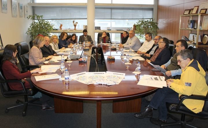 Las autoridades y hosteleros durante la reunión de ayer en Expourense.