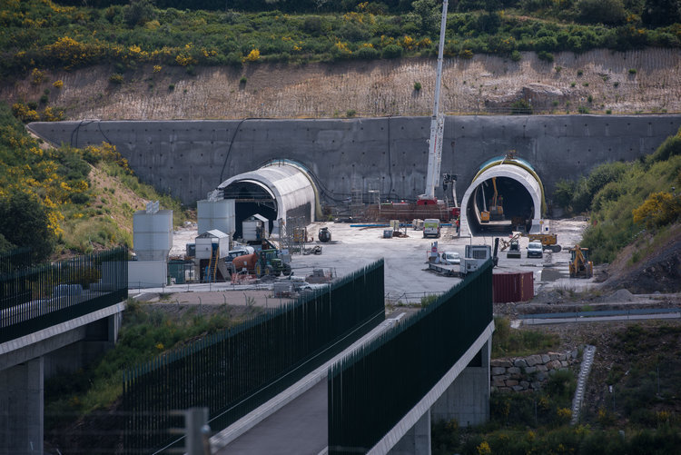 Obras en dos de los túneles de la línea de alta velocidad a Galicia.
