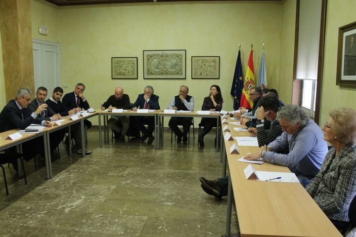 Los asistentes, durante la reunión en la Subdelegación del Gobierno.