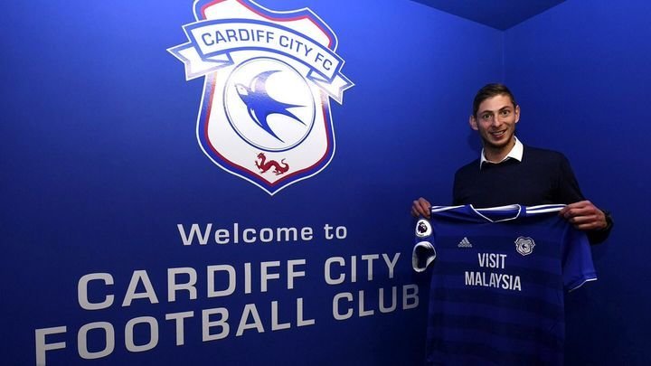 Emiliano Sala posando con la camiseta del Cardiff
