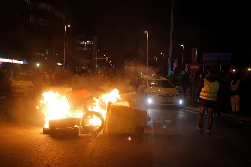 Los taxistas quemaron contenedores durante sus protestas.