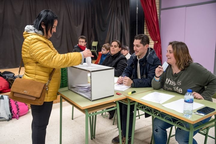 Una madre vota ayer en el CEIP Seixalbo (ÓSCAR PINAL)