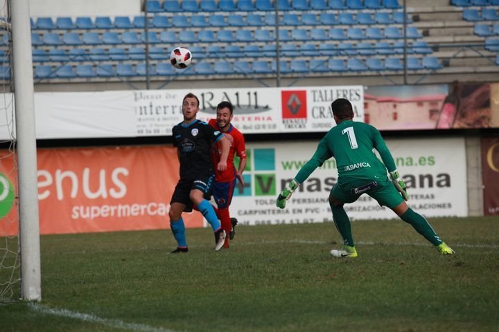 El defensa Manu Mariña, durante el partido que jugó ante la UD Ourense.