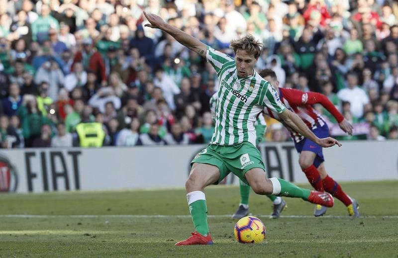 Canales lanza el penalti que le dio la victoria al Betis ante el Atlético.