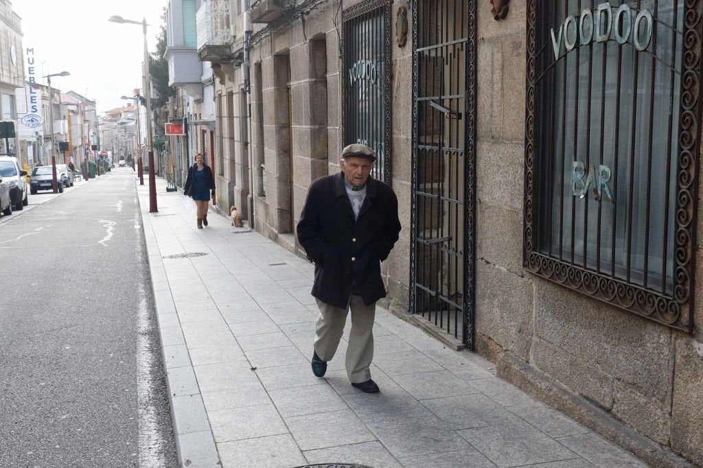 "El Palillero&#39;&#39; paseando durante la mañana de ayer por el barrio de O Calvario.