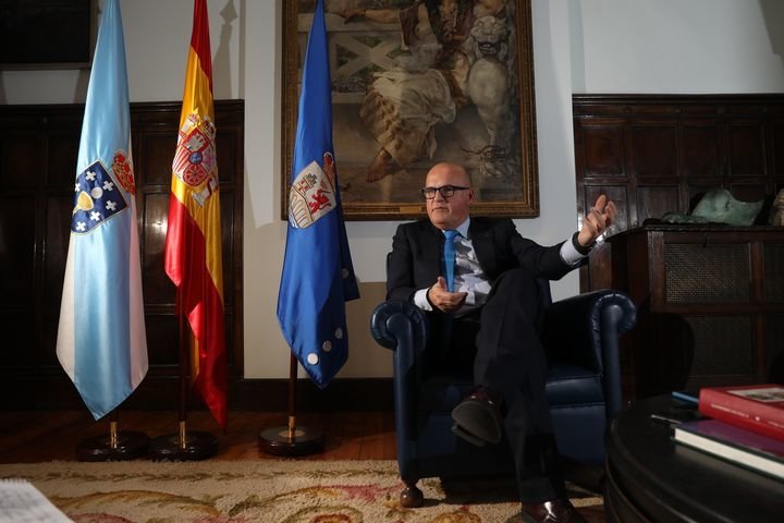 El presidente de la Diputación de Ourense, Manuel Baltar, reflexiona en un momento de la entrevista, celebrada el pasado jueves en su despacho del Pazo Provincial (JOSÉ PAZ).