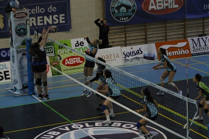 Kruse recibe el bloqueo de dos jugadoras rivales . Voleibol Ourense (JOSÉ PAZ).