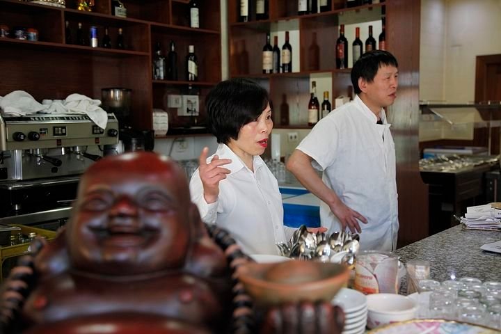 Los dueños del restaurante Hong Kong llevan 18 años viviendo en la capital ourensana (MIGUEL ÁNGEL). Familia china en Ourense