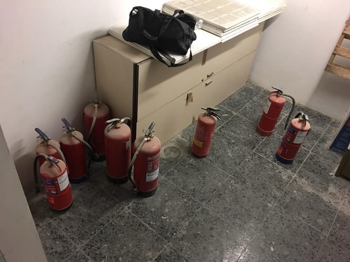 Los extintores almacenados en el bajo del Pazo de Xustiza.