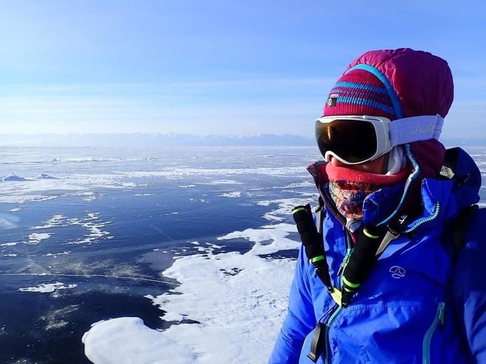 La alpinista viguesa Chus Lago, observando el horizonte helado del siberiano lago Baikal.