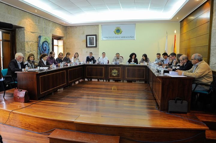 La Corporación de Carballiño durante una reciente sesión plenaria (ÓSCAR PINAL).