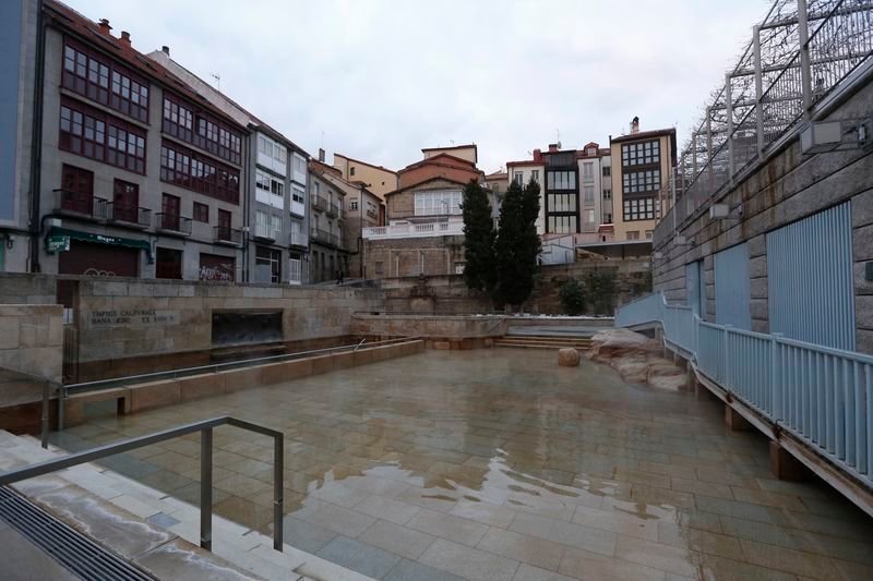 El complejo arqueológico y termal de As Burgas, con la piscina en primer plano (XESÚS FARIÑAS).