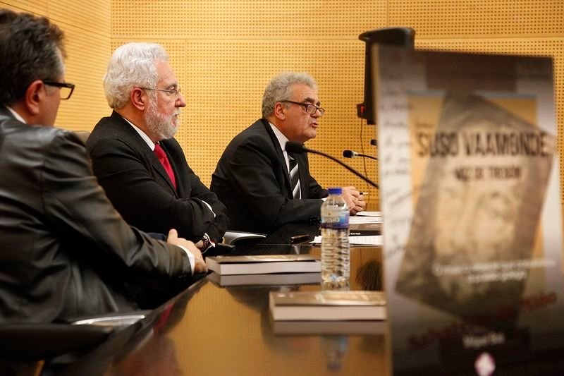 El presidente del Parlamento de Galicia, Miguel Santalices (centro), acompañó a Miguel Boo (fondo) en la presentación del libro  &#34;Suso Vaamonde, voz de trebón&#34;, ayer por la tarde en el Marcos Valcárcel (MIGUEL ÁNGEL).