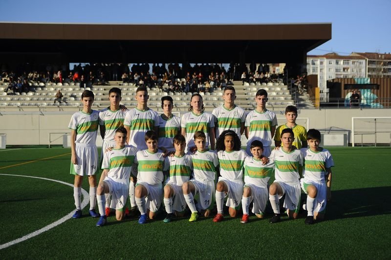 Los dieciséis convocados de la plantilla de Pabellón CF de Liga Gallega infantil en el campo de Os Remedios (MARTIÑO PINAL).