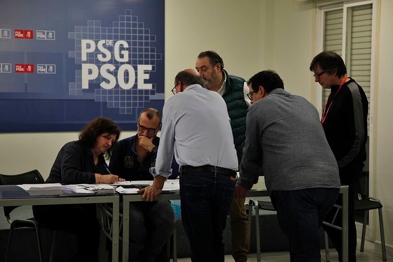 Recuento en la sede del PSOE para escoger al candidato a la alcaldía, el pasado mes de noviembre (MIGUEL ÁNGEL).