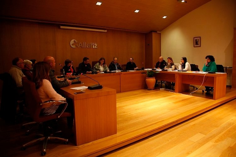 La Corporación municipal presidida por Cristina Cid en una de las últimas sesiones plenarias.