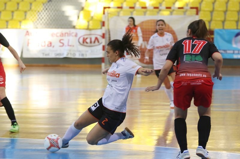 Candela, autora del segundo gol del Envialia, remata en posición acrobática ante el Leganés (IVÁN DACAL).
