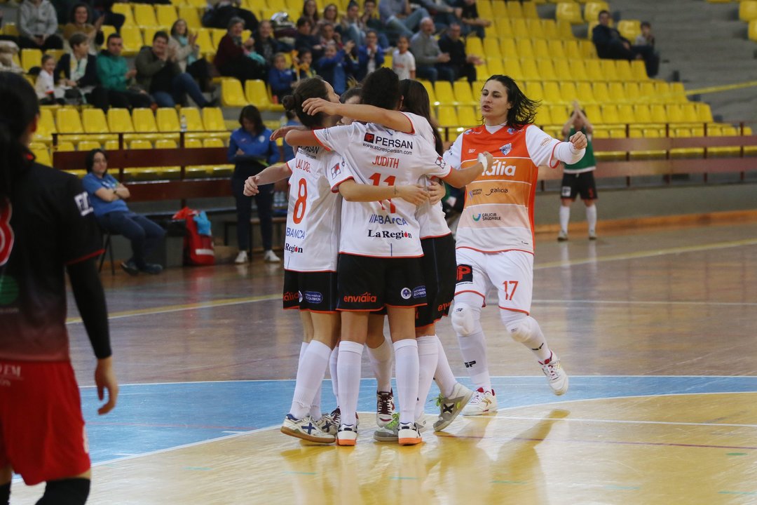 El quinteto del Envialia celebra uno de los goles en la victoria del sábado en Os Remedios ante el Leganés (IVÁN DACAL).