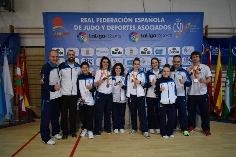 Los deportistas del Dinamic en el Campeonato de España, acompañados del maestro José Gago.