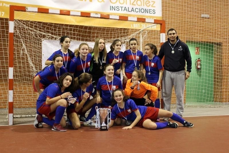 La selección ourensana femenina de fútbol sala infantil, con el trofeo de campeona autonómica.