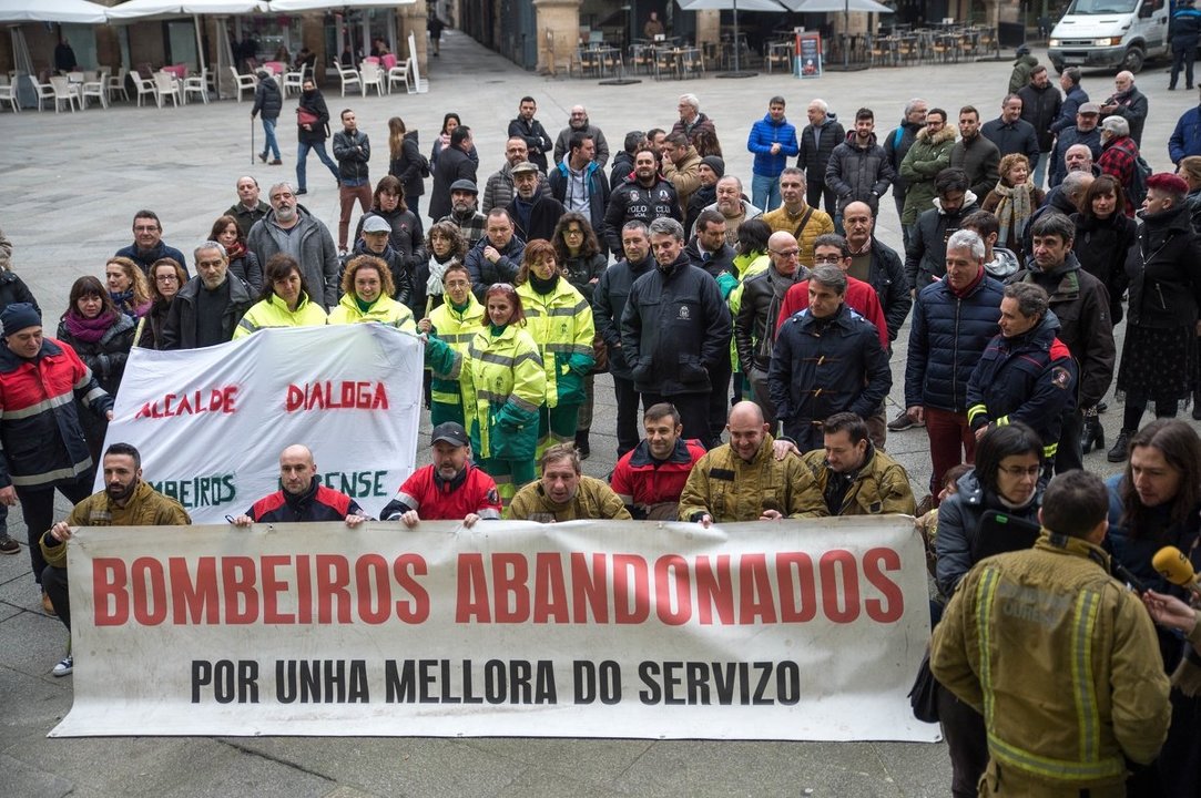 OURENSE (PRAZA MAIOR). 06/02/2019. OURENSE. Bomberos de Ourense y varios venidos de otros lugares de Galicia (Lugo) se manifiestan en la Praza Maior de Ourense. FOTO: ÓSCAR PINAL.
