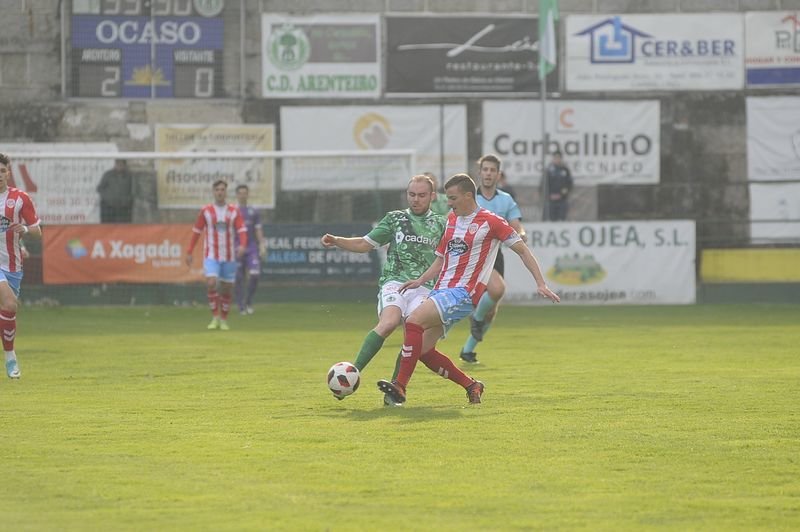 El jugador verde Carlos de Dios disputando una pelota (MARTIÑO PINAL).