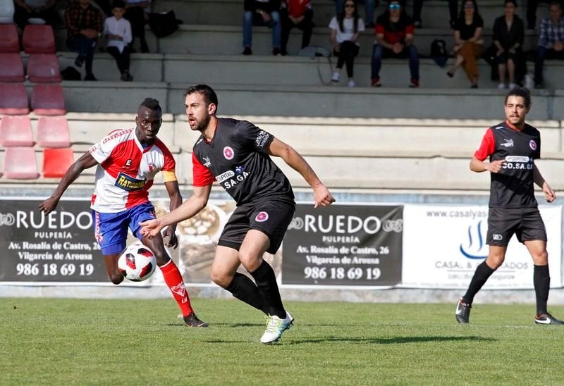 El central de la UD Ourense Pablo Corzo intenta despejar la pelota ante el delantero Sylla.