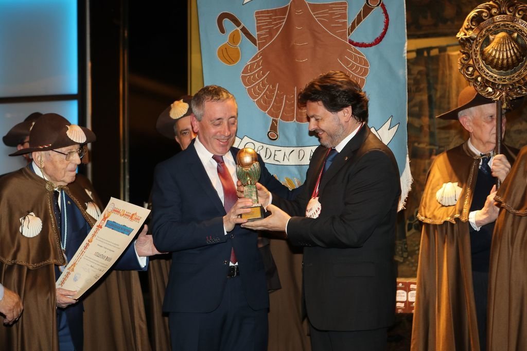 El director de Atlantico, Julio Rodríguez , recibió el galardón del secretario Xeral de Emigración, Antonio Rodriguez Miranda.