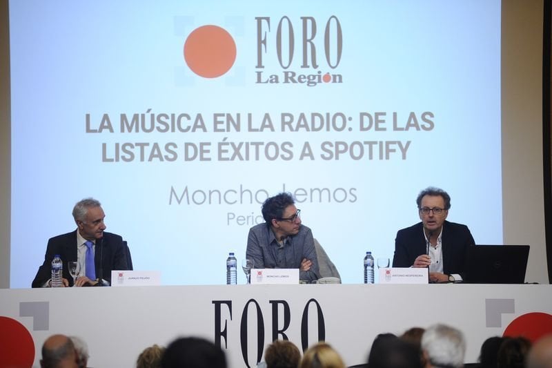 Juan José Feijóo, Moncho Lemos y Antonio Nespereira, en la mesa del Foro sobre la música en la radio (MARTIÑO PINAL).