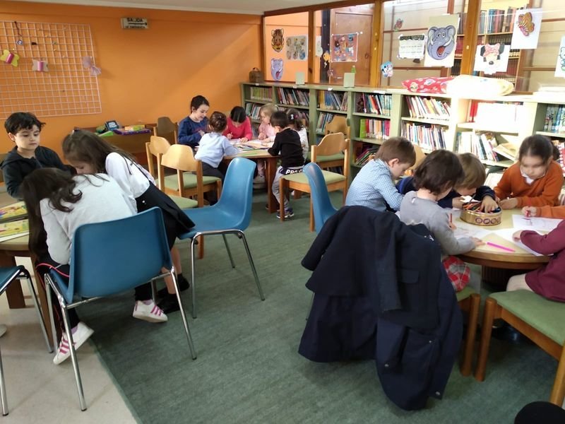 Niños realizando actividades en la Biblioteca municipal carballiñesa.